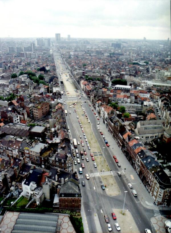 De Leopold II-laan in 1988 uitkijkend op het stadscentrum 