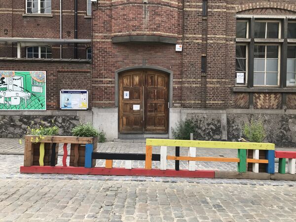 Aménagement temporaire d'un parvis devant l'école primaire Saint-Antoine à Forest