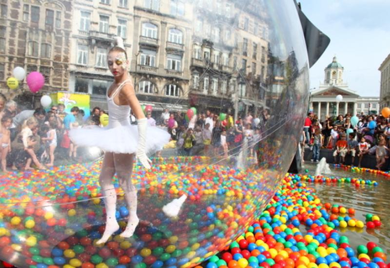 Feest – Balletdancer in een ballon op het water